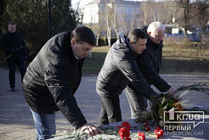 Криворізькі чиновники поклали квіти до пам‘ятника жертвам Голодомору і політичних репресій