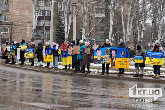 Криворожане вышли на мирную акцию, чтобы поддержать военнопленных и пропавших без вести защитников