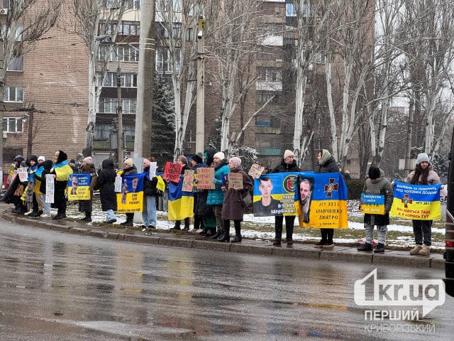 Надеемся, что вернутся: криворожане провели акцию в поддержку военнопленных