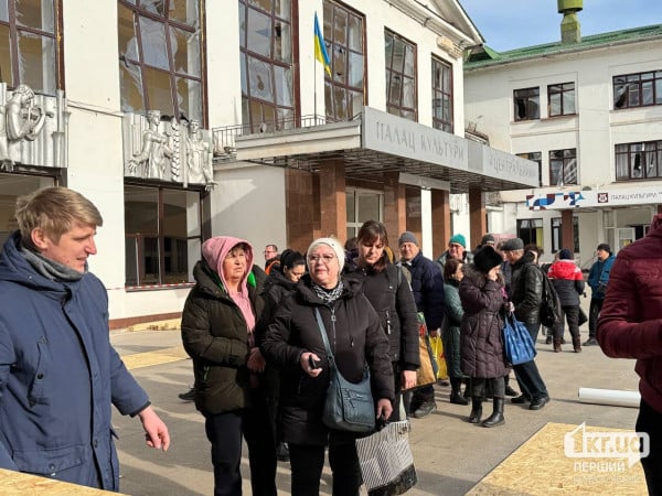 Черга біля Штабу допомоги у Кривому Розі, де видають матеріали постраждалим.