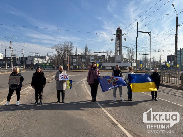 Зранку рух на кільці 95 кварталу завмер: криворіжці провели загальнонаціональну хвилину мовчання