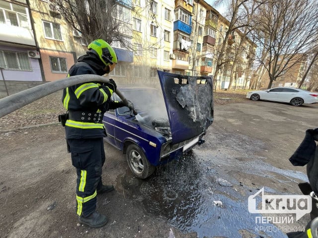 У Кривому Розі на тимчасовій зупинці загорілася автівка