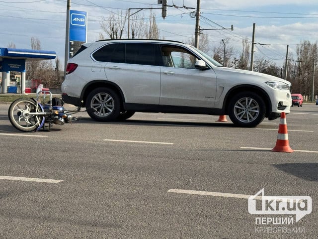 У Кривому Розі мотоцикл зіштовхнувся з автівкою