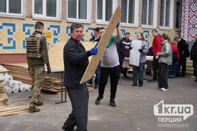 В Кривом Роге развернуто два штаба помощи: горожане получают стройматериалы и пишут заявления на денежную компенсацию