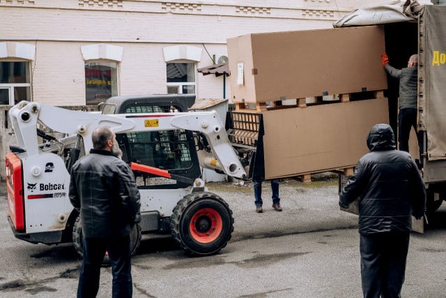 Лікарні Криворіжжя та Нікопольщини отримали масажні столи для реабілітації пацієнтів