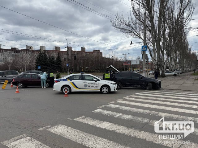 Toyota столкнулась с Lada: на проспекте Металлургов в Кривом Роге произошло ДТП