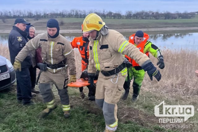 Рятувальники дістали тіло чоловіка зі ставка на Криворіжжі