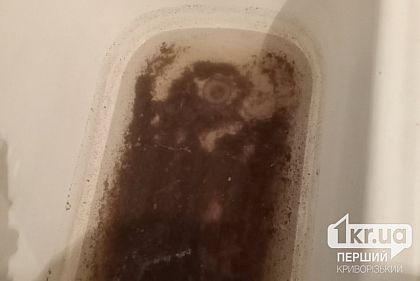 Стічні води у ванній: криворожанка скаржиться на проблеми з каналізацією
