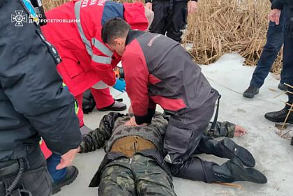В Днепре спасатели обнаружили рыбака, который провалился под лед: детали