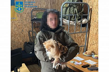 У наркотичному сп`янінні допомагала виїхати з України військовозобов`язаним: підозрюють криворожанку