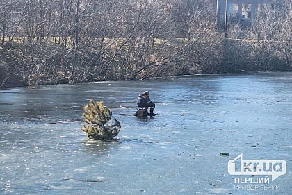 Несмотря на значительное потепление, криворожские рыбаки продолжают выходить на лед