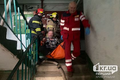 В Кривом Роге спасли из пожара и госпитализировали в больницу мужчину
