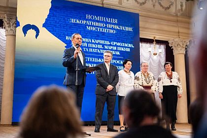 Мастера Петриковской росписи Днепропетровщины получили Шевченковскую премию