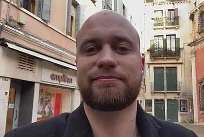 Криворізький військовий врятував закордоном пораненого чоловіка