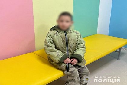Сидел сам у дороги: на Днепропетровщине полицейский помог 7-летнему мальчику, который потерялся
