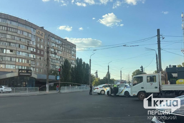 Из-за удара по Кривому Рогу перекрыли дорогу в центре города Из-за удара по Кривому Рогу перекрыли дорогу в центре города