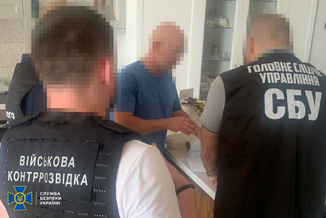Експосадовцю Міноборони повідомили про підозру у викраденні 90 мільйонів гривень Експосадовцю Міноборони повідомили про підозру у викраденні 90 мільйонів гривень