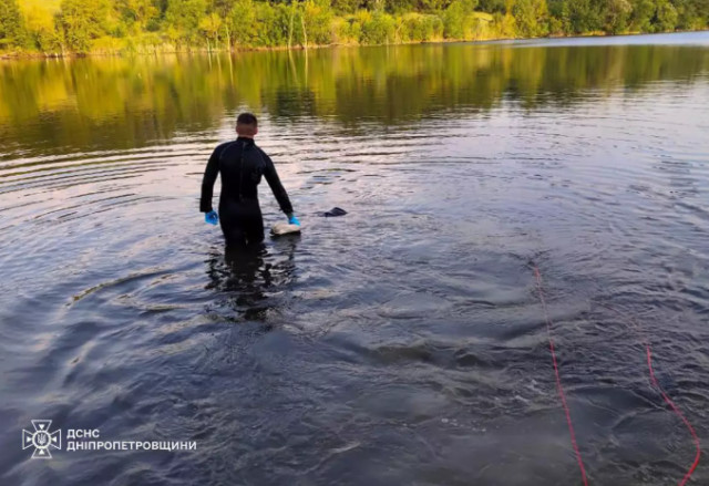 На Днепропетровщине водолазы доставили к берегу тело утопленника На Днепропетровщине водолазы доставили к берегу тело утопленника