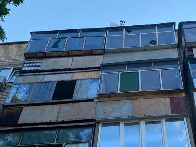 Російські обстріли пошкодили багатоповерхівки, магазини й кафе у Дніпропетровській області Російські обстріли пошкодили багатоповерхівки, магазини й кафе у Дніпропетровській області