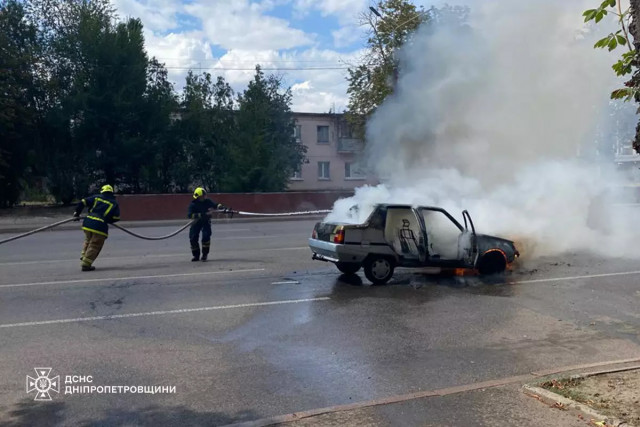 В Кривом Роге спасатели потушили горящий автомобиль В Кривом Роге спасатели потушили горящий автомобиль