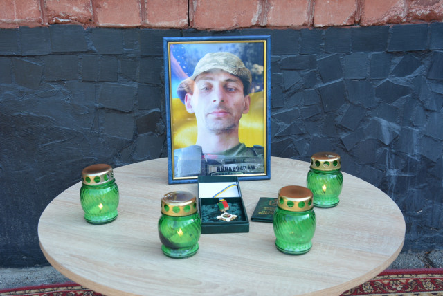 В Кривом Роге открыли мемориальную доску погибшему Герою Александру Котвицкому В Кривом Роге открыли мемориальную доску погибшему Герою Александру Котвицкому