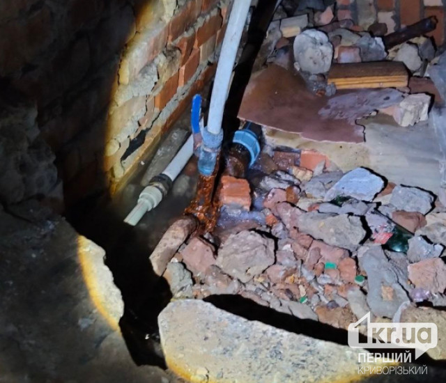 Ремонт пориву цеглиною: криворіжці скаржаться на відсутність води