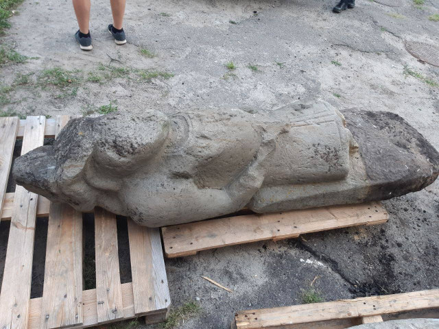 Историческую половецкую статую из прифронтовой зоны перевезли в музей Днепра Историческую половецкую статую из прифронтовой зоны перевезли в музей Днепра