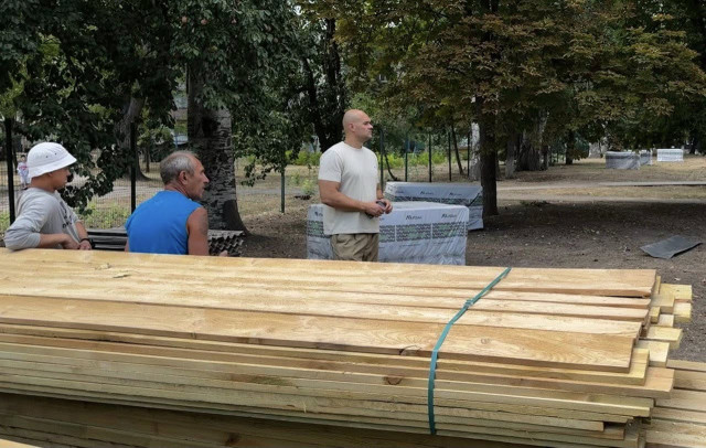 На Криворіжжі відновлюють пошкоджену обстрілами багатофункціональну будівлю На Криворіжжі відновлюють пошкоджену обстрілами багатофункціональну будівлю