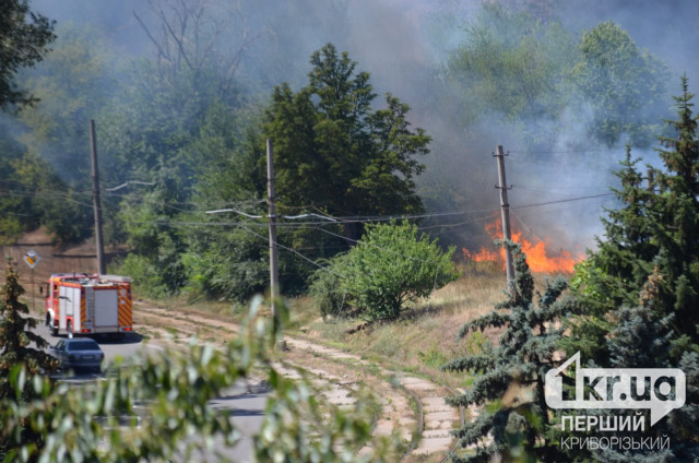 В одном из районов Кривого Рога горит сухая трава В одном из районов Кривого Рога горит сухая трава
