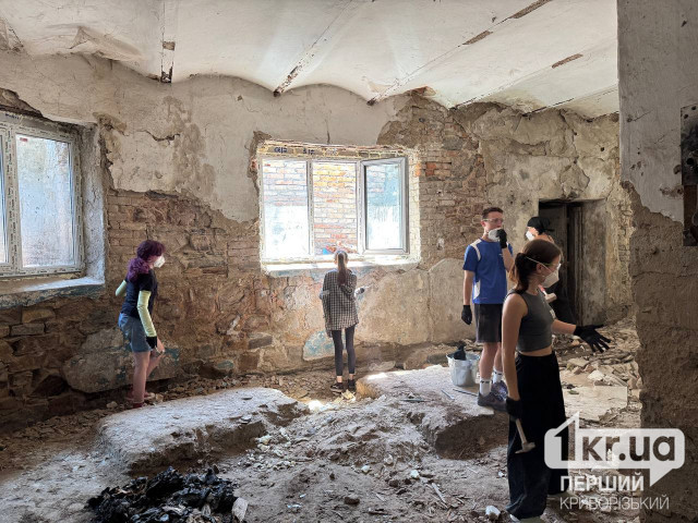Криворізькі підлітки допомагають ремонтувати простір для військових і цивільних Криворізькі підлітки допомагають ремонтувати простір для військових і цивільних
