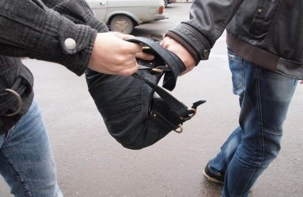 Відібрав сумку з валютою і телефон: у Кривому Розі затримали грабіжника Відібрав сумку з валютою і телефон: у Кривому Розі затримали грабіжника