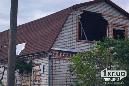 Обстрелы Никопольского района: ранена женщина, повреждено жилье