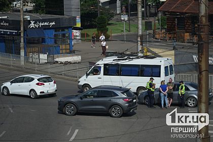 На кольце 95 квартала в Кривом Роге столкнулись две машины