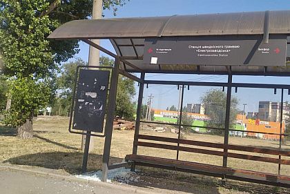 У Кривому Розі невідомі розбили зупинку громадського транспорту