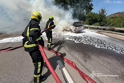 В Кривом Роге спасатели потушили горящий автомобиль