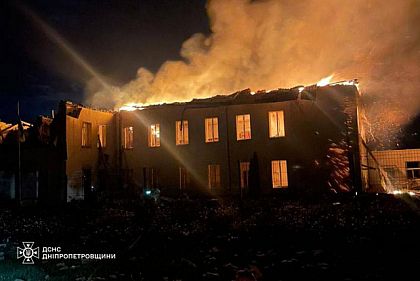 В Днепропетровской области спасатели потушили школу, которую подожгли российские дроны