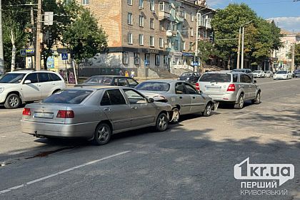 У Кривому Розі зіштовхнулися три автівки: деталі аварії