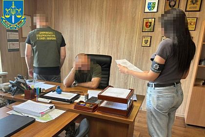 На Днепропетровщине заместителя командира и сержанта подозревают в мошенничестве
