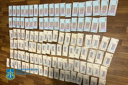 В Днепре госслужащим объявили подозрение за взятки на водительские документы