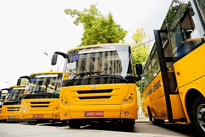 Громада Криворожья получила новый инклюзивный школьный автобус