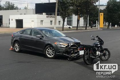 На проспекте Мира в Кривом Роге мотоцикл столкнулся с автомобилем