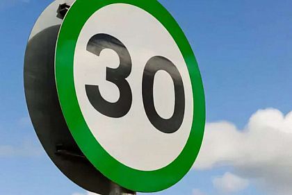 Чи справді в Україні з`явилися нові дорожні знаки із зеленою рамкою