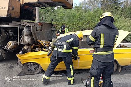 У Кривому Розі рятувальники дістали тіло чоловіка з автівки, що потрапила в аварію