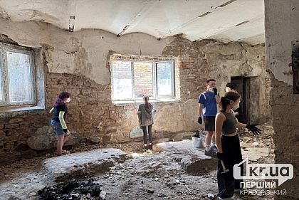 Криворізькі підлітки допомагають ремонтувати простір для військових і цивільних