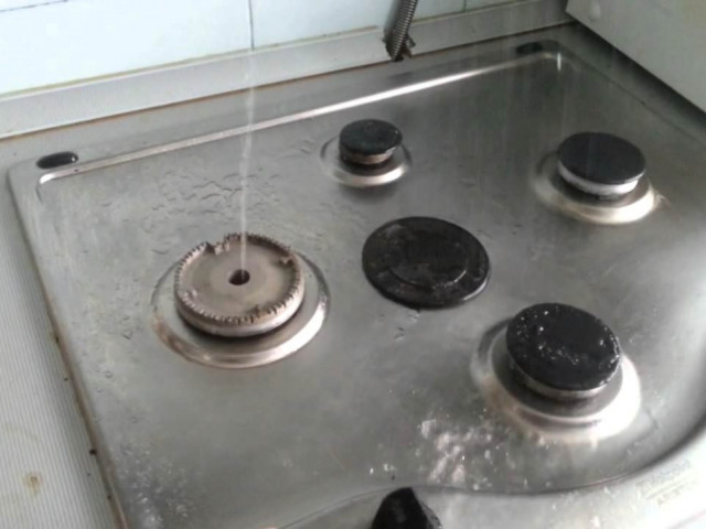 Целый подъезд дома с Днепропетровщины остался без газа из-за воды в газопроводе