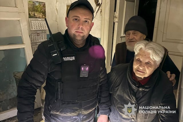 Полиция Кривого Рога помогла пожилым людям выйти из дома, поврежденного ракетным ударом