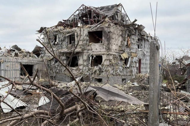 Росія вдарила ракетою по Дніпровському району, зруйнований будинок