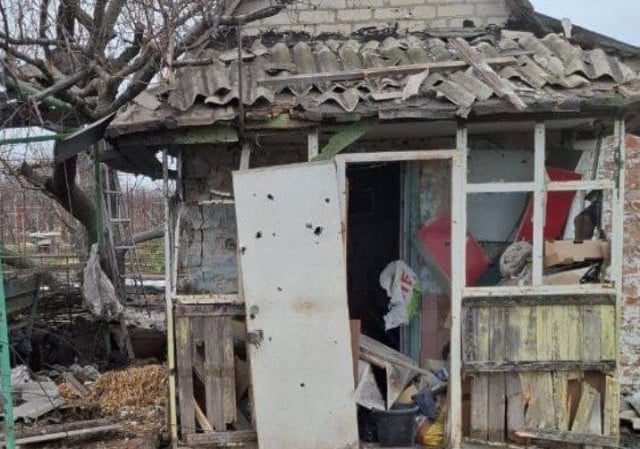 На Дніпропетровщині обстріли пошкодили школу, будинки та транспорт