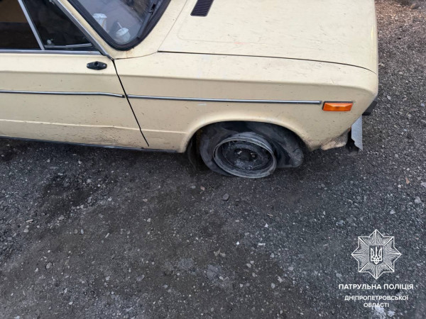 автомобиль с пробитым колесом