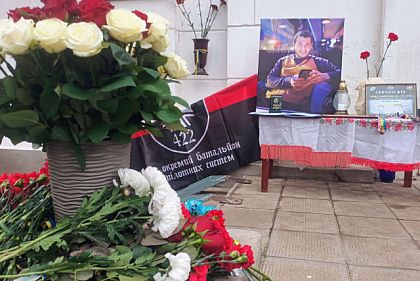 В Кривом Роге открыли мемориальную доску погибшему защитнику Денису Таривердиеву